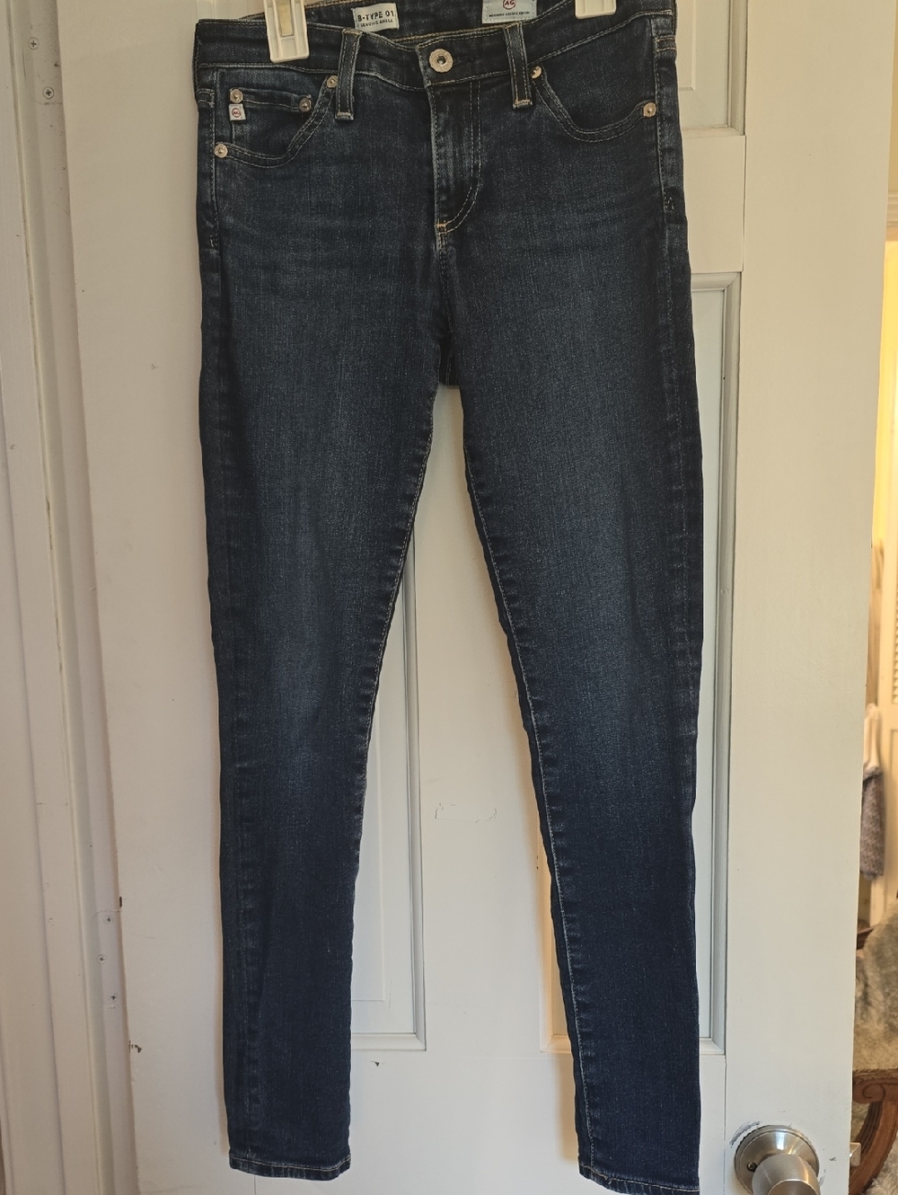 AG Adriano Goldschmied Skinny Jeans in Dark Blue Wash. Legging Ankle